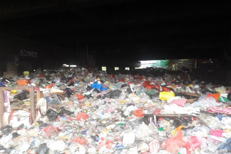 Lautan sampah terlihat di kolong Tol Pelabuhan di kawasan Warakas, Tanjung Priok, Jakarta Utara, Rabu (18/4/2018) sore.