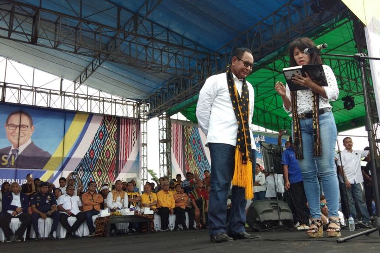 Vivi Lety Indah Purnama sedang membacakan surat dari Basuki Tjahaja Purnama atau Ahok untuk bakal calon wakil gubernur NTT, Josef Nae Soi.