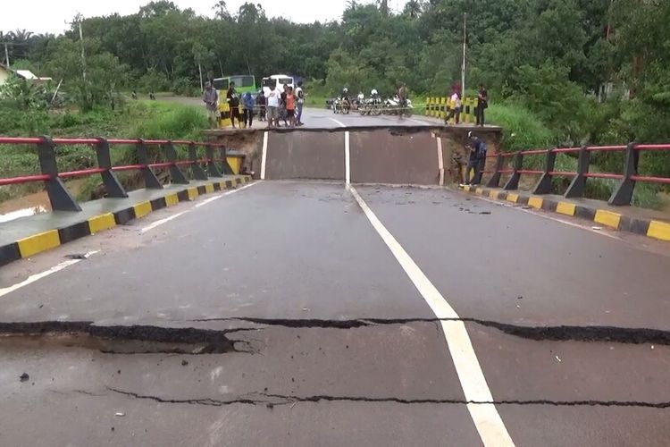 Jembatan Sungai Rungau, di Jalan Trans Kalimantan, Kabupaten Seruyan Kalimantan Tengah, ambruk, setelah diterjang hujan dan banjir, Sabtu (30/12/2017) dini hari.