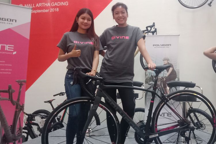 Assistant Head Global Marketing Communication Polygon Bike Yunike Maris dan Aktris Sigi Wimala pada peluncuran seri sepeda Polygon Divine di Mal Artha Gading, Jakarta, Minggu (23/9/2018).