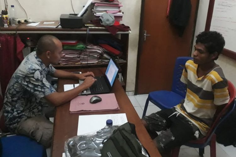 NN seorang pria terduga pelaku pembunuhan tiga orang warga di Desa Wailikut, Kecamatan Waisama, Kabupaten Buru Selatan, Maluku menjalani pemeriksaan di Kantor Polres Pulau Buru, Minggu malam (3/2/2019).