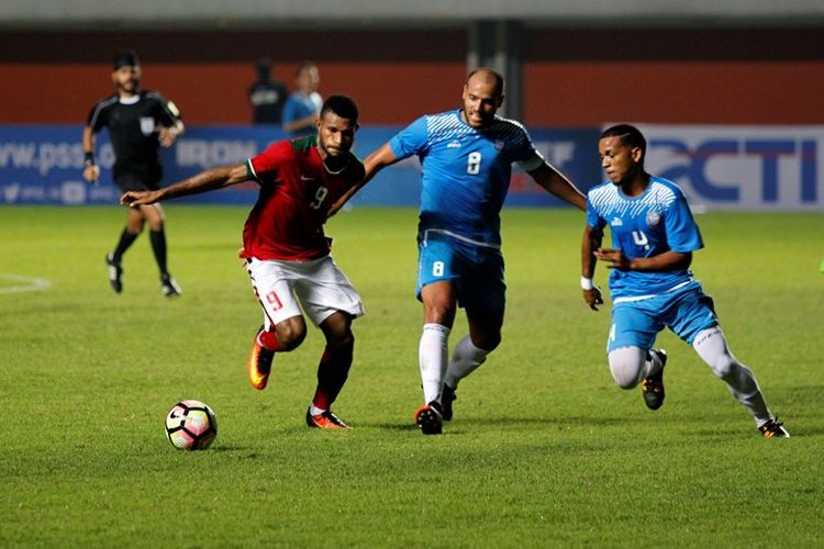 Penyerang tim nasional Indonesia, Marinus Wanewar, berusaha menguasai bola dalam pertandingan persahabatan melawan Puerto Riko di Stadion Maguwoharjo, Sleman, Selasa (13/6/2017). 