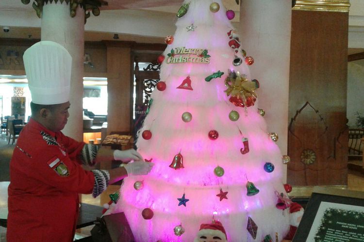 Executive Saus Chef The Sunan Hotel Solo Boedi Prasetyo sedang merangkai soun menjadi pohon Natal di lobi The Sunan Hotel di Solo, Jawa Tengah, Kamis (14/12/2017).
