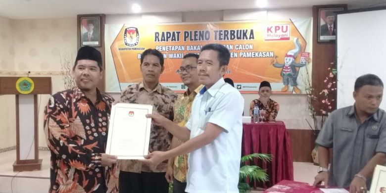 Pengesahan dua pasangan calon bupati dan wakil bupati Pamekasan oleh KPU Pamekasan.