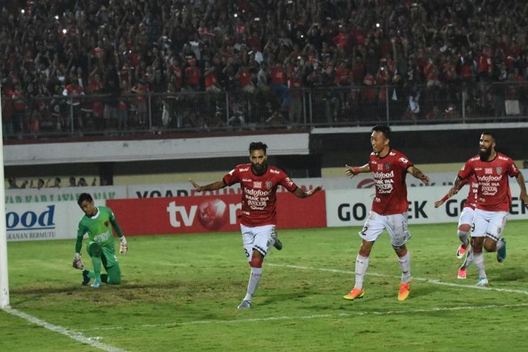 Selebrasi gelandang Bali United, Marcos Flores (tengah), bersama rekan-rekan setimnya pada laga kontra PSM Makassar pada pekan ke-16 Liga 1 musim 2017 di Stadion Kapten I Wayan Dipta, Gianyar, Bali, Minggu (23/7/2017).