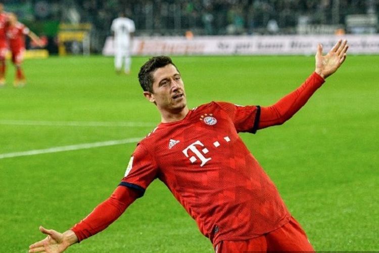 Robert Lewandowski menyamai rekor Claudio Pizarro sebagai pemain asing dengan jumlah gol terbanyak di Liga Jerman saat mencetak dua gol dalam pertandingan Borussia Moenchengladbach versus Bayern Muenchen, 2 Maret 2019. 