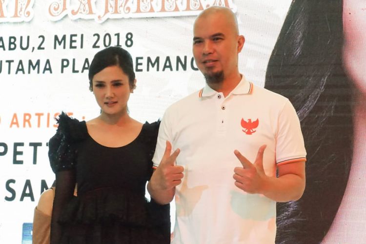 Mulan Jameela dan suaminya, Ahmad Dhani, berfoto dalam peluncuran album 99 Vol 2 Patience di Atrium Plaza Semanggi, Jakarta Selatan, Rabu (2/5/2018).