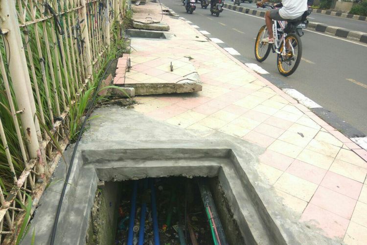 Kondisi trotoar di Jalan Margonda Raya yang tampak tidak ditutup oleh beton, Rabu (28/2/2018).