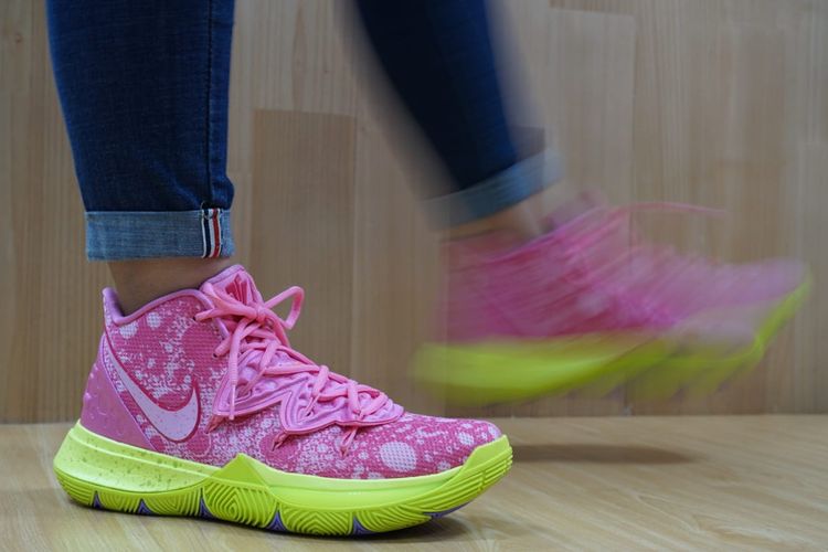 Nike Kyrie 5 Spongebob Squarepant versi Patrick Star 