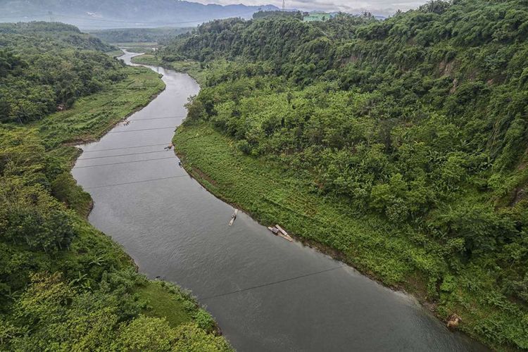 Lansekap Sungai Citarum di kawasan Rajamandala, Kabupaten Bandung Barat, Jawa Barat, Senin (15/1/2018). Pemerintah melalui Badan Pembangunan dan Perencanaan Nasional (Bappenas) akan kembali melanjutkan program revitalisasi Sungai Citarum pada Februari 2018 yang akan dimulai dengan sosialisasi pada masyarakat dan industri yang berada di daerah aliran sungai (DAS) Citarum.