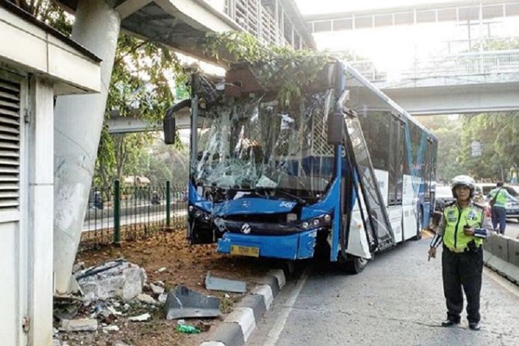 Bus transjakarta menabrak pembatas Jalan Kyai Tapa,  Jakarta Barat, Selasa (25/9/2018). Tak ada korban dalam peristiwa itu.