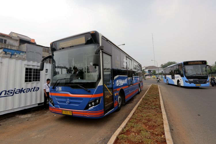 Bus transjakarta melintas di koridor 13 Cileduk - Tendean, Jakarta Selatan, Senin (14/8/2017). Layanan transjakarta koridor 13 mulai beroperasi hari ini, meskipun beberapa halte di koridor tersebut masih belum bisa difungsikan. KOMPAS IMAGES/KRISTIANTO PURNOMO