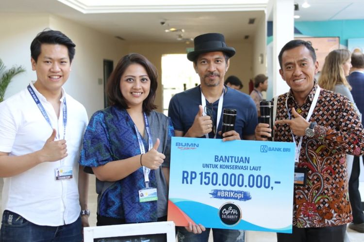Penyerahan donasi senilai Rp 150 juta dari Bank BRI kepada Pandu Laut Nusantara di Out Ocean Conference (OOC) 2018 di Nusa Dua, Bali, Selasa (30/10/2018)