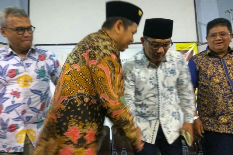 Ridwan Kamil dan Dedi Mulyadi bersalaman di dialog terbuka yang digelar Universitas Indonesia.