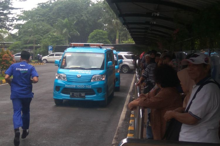 Layanan Transcare yang mengantar dan jemput para lansia ke dan dari kantor Transjakarta di UKI, Cawang, Jakarta Timur, Selasa (30/1/2018)