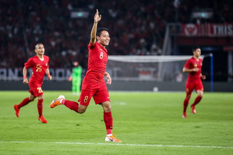 Pesepak bola timnas Indonesia, Evan Dimas, merayakan gol seusai mencetak gol dalam pertandingan persahabatan melawan Vanuatu di Stadion Gelora Bung Karno, Jakarta Pusat, Sabtu (15/6/2019). Tim Nasional (timnas) Indonesia meraih kemenangan telak saat melakoni laga bertajuk FIFA Matchday melawan Vanuatu dengan skor 6-0.