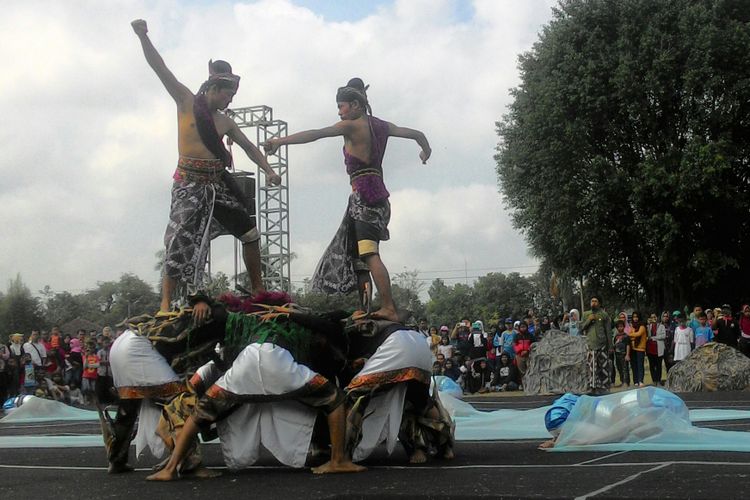 Dinas Kebudayaan DIY gelar Festival Upacara Adat Tradisional antar kabupaten/kota se-DIY 2018. Helatan berlangsung di Alun-alun Wates, Kulon Progo, Minggu (22/7/2018).