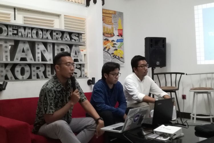 Peneliti Transparency International Indonesia (TII) Alvin Nicola (paling kiri) dalam diskusi Evaluasi Kinerja KPK 2015-2019 di Kantor ICW, Jakarta, Minggu (12/5/2019). 