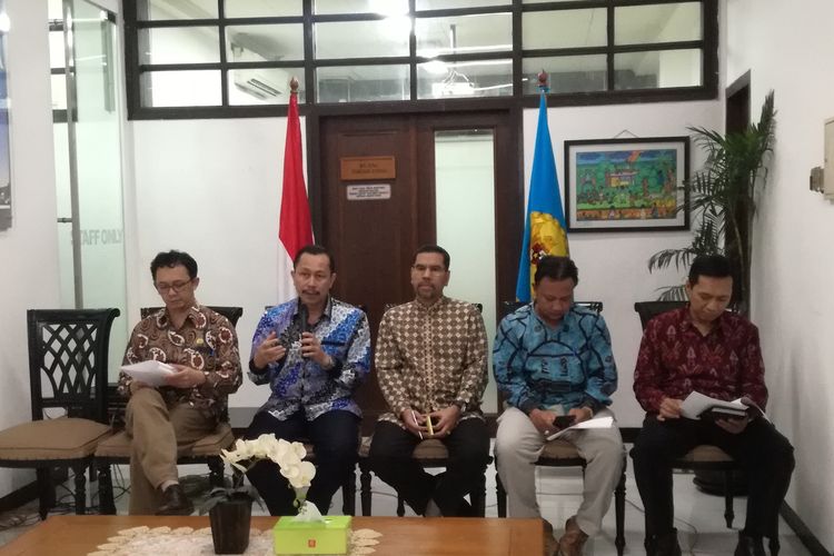 Ketua Komisi Nasional Hak Asasi Manusia (Komnas HAM) Ahmad Taufan Damanik (dua dari kiri) di kantor Komnas HAM Jakarta Senin (27/5/2019). 