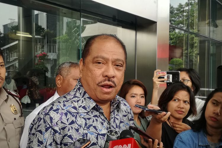 Anggota DPR Melchias Marcus Mekeng usai diperiksa di Gedung Merah Putih KPK, Jakarta, Senin (24/6/2019).