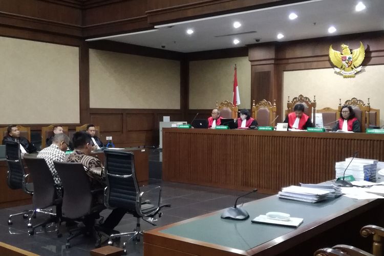 Terdakwa pejabat pembuat komitmen (PPK) pada Direktorat Jenderal Cipta Karya Kementerian Pekerjaan Umum dan Perumahan Rakyat (PUPR) Donny Sofyan Arifin (kanan) saat membacakan nota pembelaan di Pengadilan Tindak Pidana Korupsi, Jakarta, Rabu (24/7/2019).