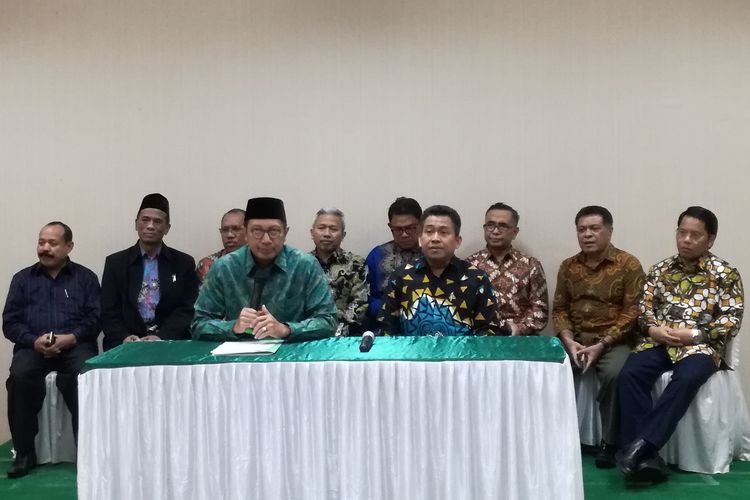 Menteri Agama Lukman Hakim Saifuddin (kiri) dalam konferensi pers di kantor Kemenag, Jakarta, Sabtu (16/3/2019).