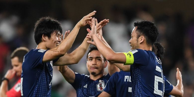 Para pemain timnas Jepang merayakan kemenagan 3-0 atas Iran dalam laga semifinal Piala Asia 2019 di Stadion Hazza Bin Zayed, Senin (28/1/2019).