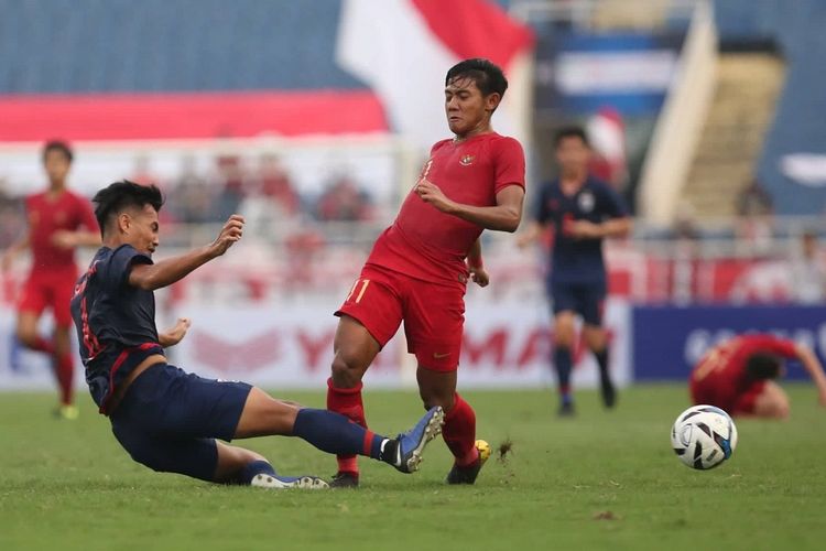Firza Andika mencoba melewati penjagaan lawan pada pertandingan Timnas U-23 Indonesia vs Thailand pada babak kualifikasi Piala Asia U-23 2020 di Stadion My Dinh, 22 Maret 2019. 