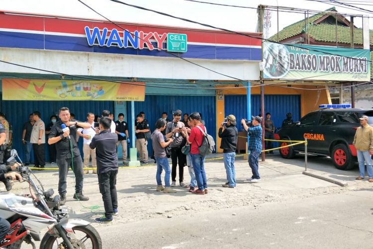 Suasana olah TKP oleh pihak kepolisian di Toko Ponsel Wanky Cell, Jalan Muchtar Tabrani, Bekasi Utara, Kota Bekasi, Kamis (9/5/2019).