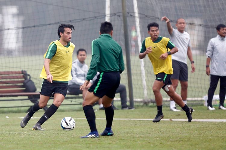 Indra Sjafri dan Nova Arianto memimpin latihan Ezra Walian, Nurhidayat, dan para pemain Timnas U-23 Indonesia jelang laga kualifikasi Piala Asia U-23 2020, 21 Maret 2019. 
