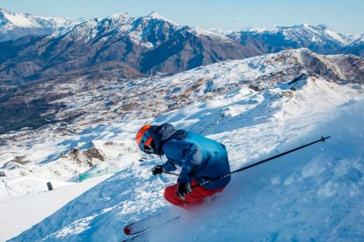 Bermain ski merupakan aktivitas yang lumrah dilakukan di Coronet Peak, Selandia Baru