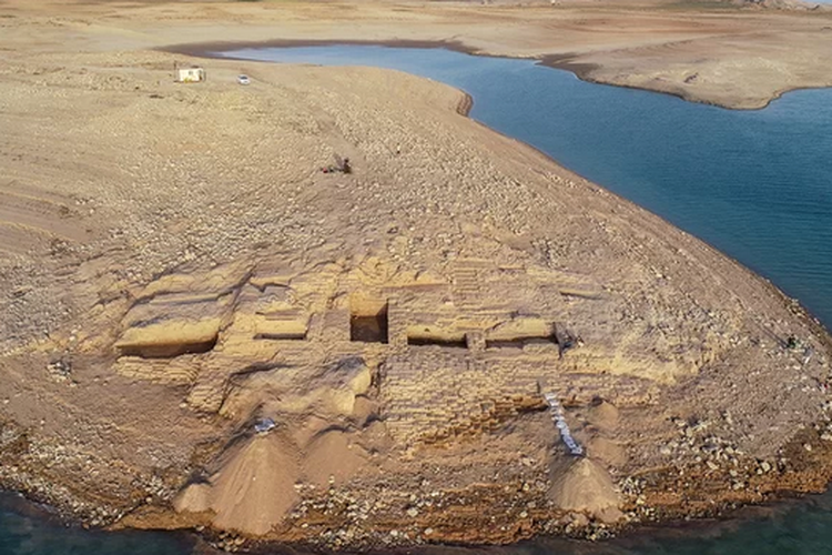 Penampakan Istana kuno Kemune, dekat Sungai Tigris di Irak dari udara.