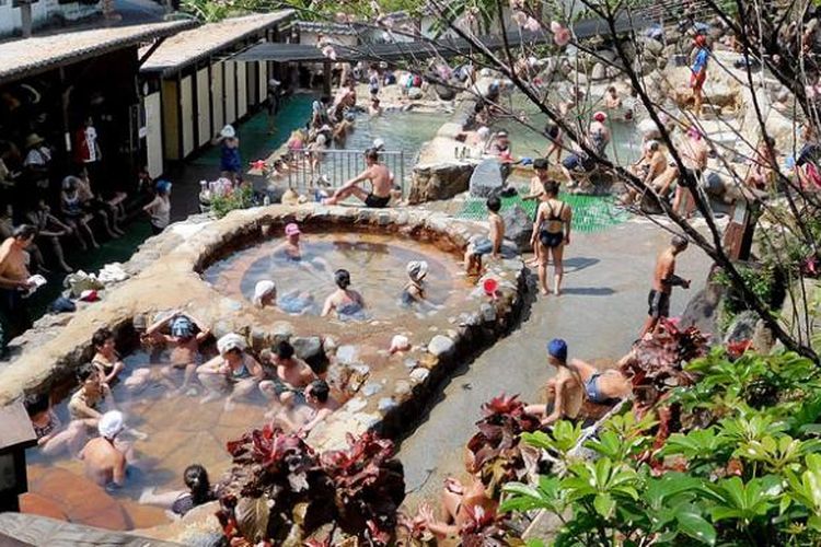 Kolam-kolam air panas untuk publik yang berada di distrik Beitou, Taipei, Taiwan, menjadi salah satu daya tarik wisata Taiwan, sekaligus peninggalan dari masa pendudukan Jepang di pulau tersebut. 