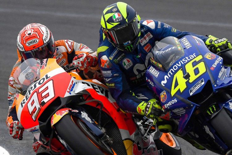 Valentino Rossi (#46) bersenggolan dengan Marc Marquez (#93) di putaran ke-20 MotoGP Argentina 2018.
