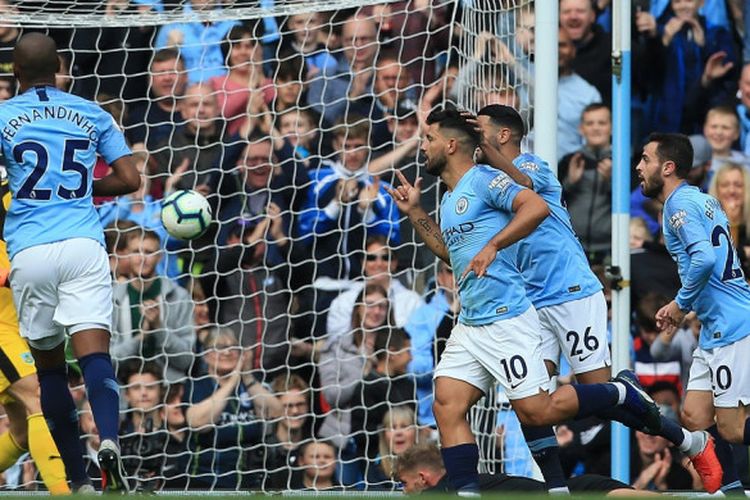 Striker Manchester City, Sergio Aguero, merayakan gol yang dicetaknya ke gawang Burnley dalam lanjutan Liga Inggris di Stadion Etihad, 20 Oktober 2018.
