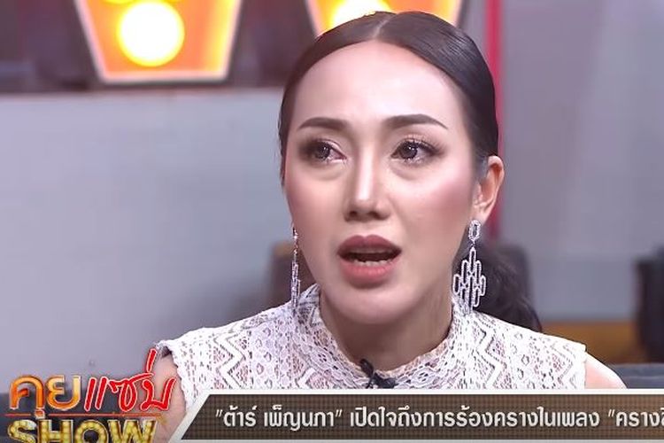Penyanyi perempuan lagu Moan Kwik kwik menangis ditengah wawancara televisi ketika ditanya tentang lagu kontroversialnya.
