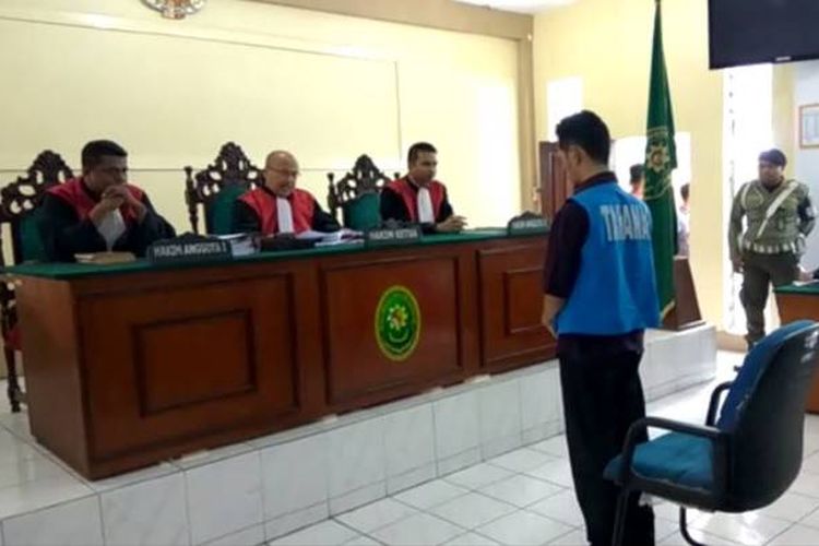 Fidelis Arie Sudewarto (36), terdakwa kasus kepemilikan 39 batang ganja (cannabis sativa), mendengar pembacaan putusan oleh majelis hakim Pengadilan Negeri Sanggau, Kalimantan Barat, Rabu (2/8/2017), sambil berdiri. 