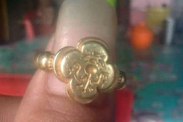 Cincin emas bermotif bunga ditemukan warga di Situs Talang Petai Simpang Tiga, Ogan Komering Ilir, Sumsel.
