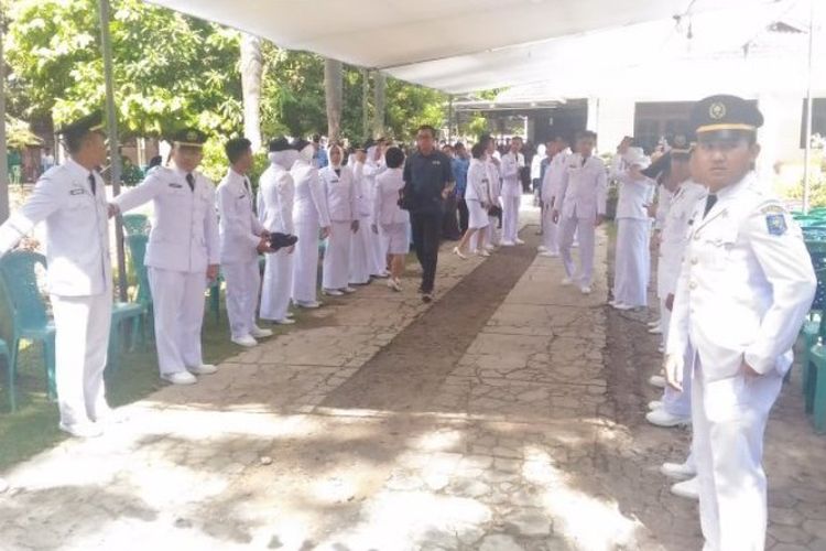 Para alumni IPDN tampak menunggu kedatangan jenazah Dhea Amanda. Dhea meninggal dunia saat melaksanakan Diksar di Akpol, Semarang, Jawa Tengah. 