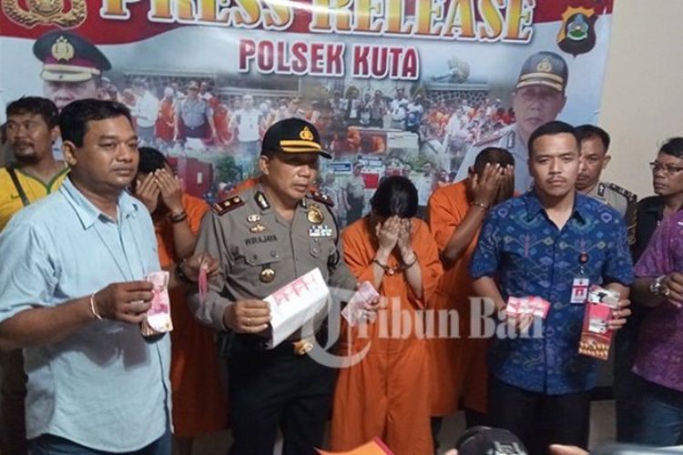 Polsek Kuta, Bali, menangkap empat pelaku narkotika. Salah satu di antaranya adalah pramugari.