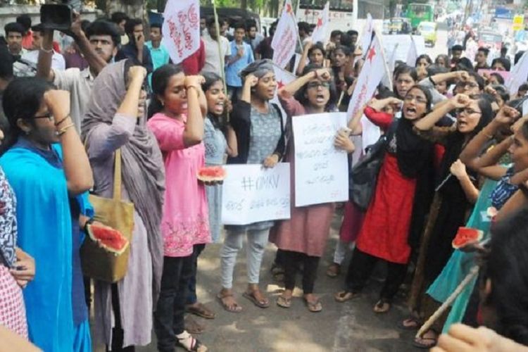 Ratusan perempuan di kota Kozhikode, Kerala, India berunjuk rasa setelah seorang profesor menyamakan dada perempuan dengan buah semangka.