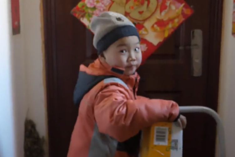 Li Changjiang berusia 7 tahun. Namun, dia memiliki profesi sebagai pengantar paket di China. (Channel News Asia)