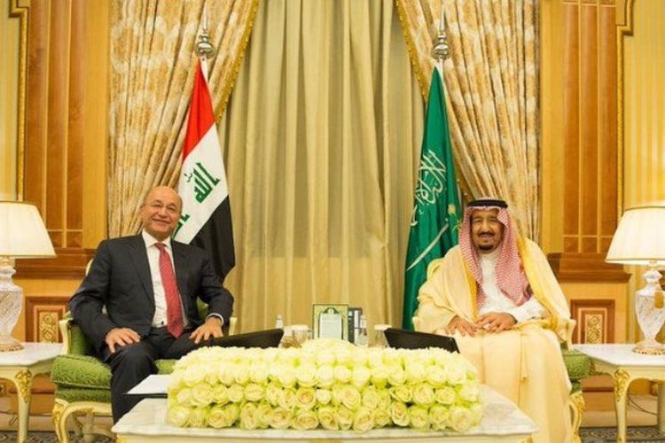 Presiden Irak Barham Saleh (kiri) dan Raja Salman (kanan) bertemu di Riyadh pada Minggu (18/11/2018). (AFP/Iraqi Presidency Media Office)