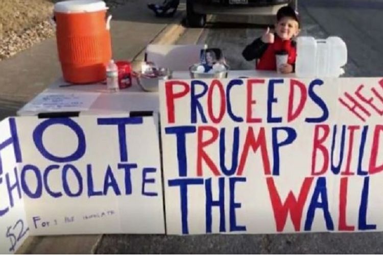 Benton Stevens (7) berjualan cokelat panas untuk kumpulkan dana pembangunan tembok pembatas yang diusulkan Presiden Donald Trump.