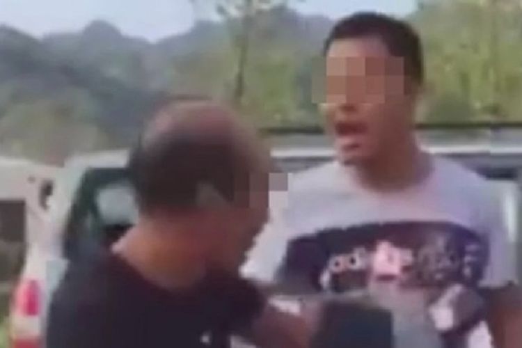 Potongan video memperlihatkan pria bermarga Chang menyerang mantan gurunya yang bermarga Zhang. Chang melakukannya karena dia dendam terhadap gurunya setelah mengalami kekerasan 20 tahun silam.
