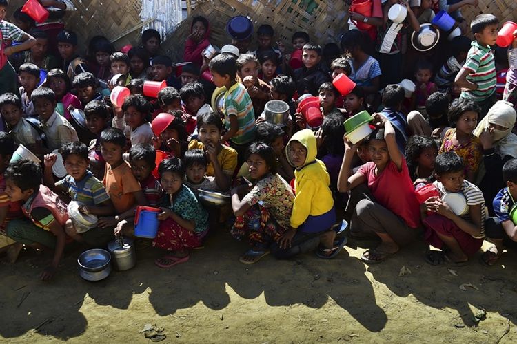 Pengungsi Rohingya menanti pembagian bantuan makanan di kamp pengungsian di distrik Ukhia, Bangladesh.