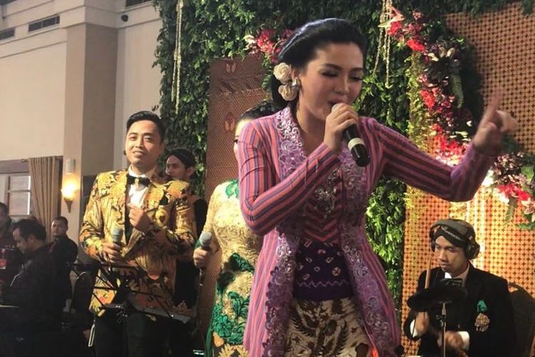 Penyanyi Vicky Shu memeriahkan resepsi Bobby Nasution-Kahiyang Ayu.