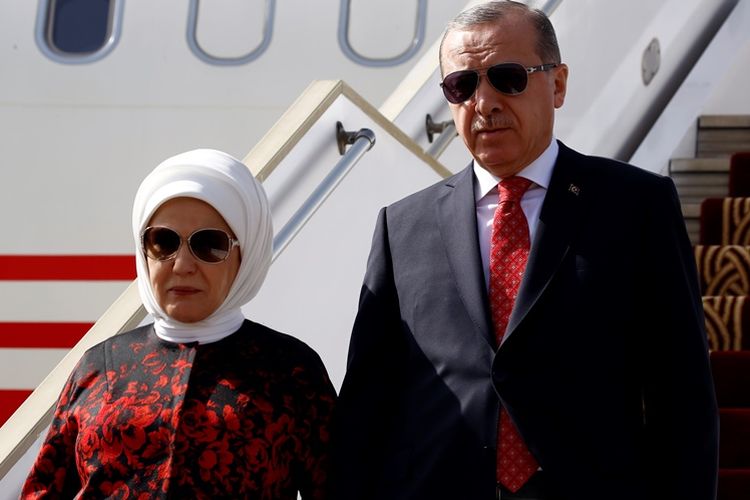 Presiden Turki Recep Tayyip Erdogan (kanan) didampingi ibu negara Emine saat kunjungan kenergaraan ke Sudah, Desember 2017.