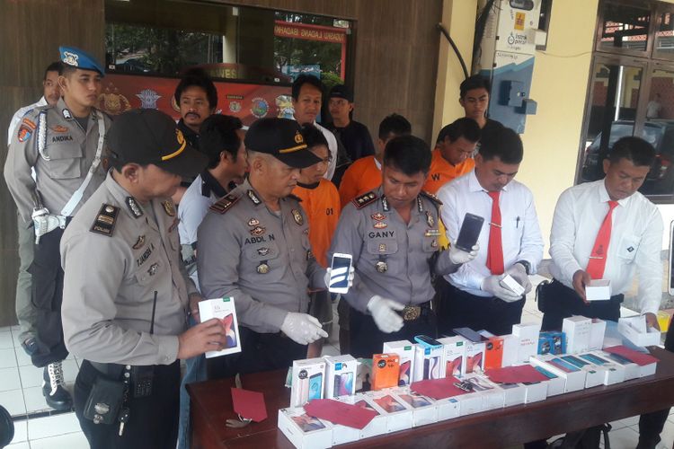 Aparat Kepolisian di Kabupaten Takalar, Sulawesi Selatan menggelar rilis terkait penangkapan sindikat spesialis pencurian puluhan unit telepon seluler senilai ratusan juta rupiah. Senin, (18/2/2019).