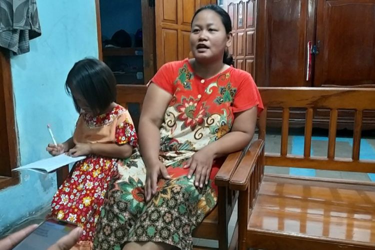 Arina Fitroh (35), warga Dusun Sumberejo, Desa Kersikan, Kecamatan Geneng, Kabupaten Ngawi, Jawa Timur menjelaskan tentang kronologis saat dia terjebak banjir di pinggir ruas tol Ngawi-Kertosono pada Kamis (7/3/2019). 